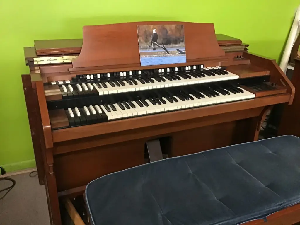 Hammond CV organ and matching tone cabinet in a showroom corner